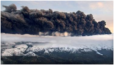 Наземный снимок эруптивного шлейфа вулкана
