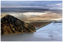 На аэрофотоснимке видны паводковые воды, которые поднимаются после извержения вулкана Эйяфьятлайокудль 